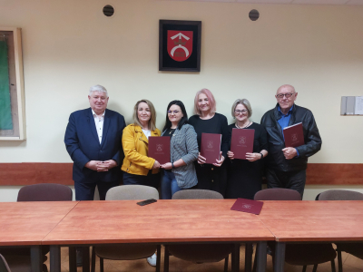 Uroczyste podpisanie umów przez Burmistrza Józefa Predenkiewicza z przedstawicielami klubów oraz stowarzyszeń działających na terenie naszej gminy. 