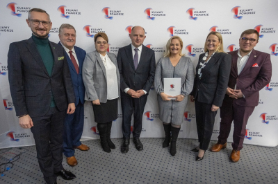 Podpisanie umowy pn. „Doposażenie siłowni zewnętrznej nad jeziorem w Kikole wraz z montażem piłkochwytów przy boiskach plażowych”